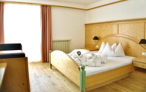 Rúm í herbergi á Hotel Adlernest