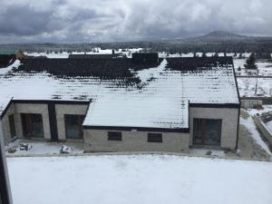 une maison avec de la neige sur le toit dans l'établissement St. Prokop Luxury Apartments 254, à Boží Dar