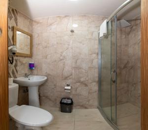 Koupelna v ubytování Metro Hotel + 29 fotografií