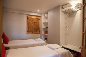 Zimmer mit 2 Betten und einem Fenster in der Unterkunft FLH Duque Mezzanine with View in Lissabon