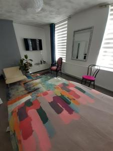 una sala de estar con una gran alfombra de colores en el suelo en BIG BEN'S SHADE, en Londres