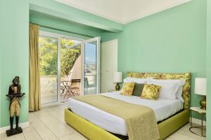 - une chambre avec un grand lit et un balcon dans l'établissement I Mori di Porta Nuova Suite & Terrace, à Palerme