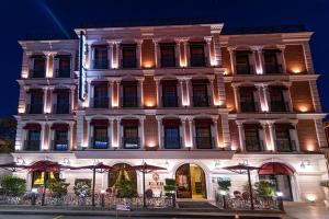 un grande edificio bianco con luci accese di Eler Hotel a Tirana