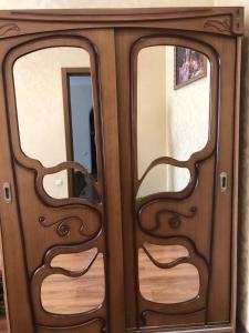 una puerta de madera con 2 espejos en una habitación en Гаряча вода та опалення є без світла Aparts on Savchenko 6B street, en Dnipro 5 fotos más