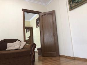 uma sala de estar com um sofá e uma porta de madeira em Aparts on Savchenko 6B street em Dnipro