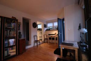 Art of Living في بلون: غرفة معيشة مع طاولة وغرفة طعام