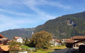 Una vista de un pueblo con montañas al fondo. en Jobling's Holiday Apartment, en Interlaken