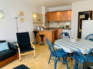 - une cuisine et une salle à manger avec une table et des chaises dans l'établissement Apartamento 806, à Albufeira