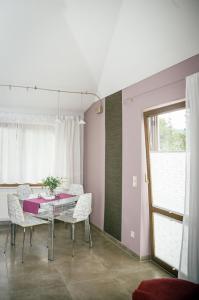 a dining room with a table and chairs and a window at Ferienwohnung "Zum Köpfel"- Wiesenthal in der Rhön in Wiesenthal