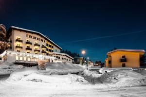 een stad bedekt met sneeuw voor een gebouw bij Hotel Zodiaco & Spa in Vaneze