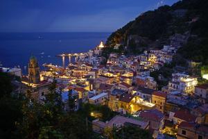 uma vista da cidade à noite em O'Lattariello em Amalfi