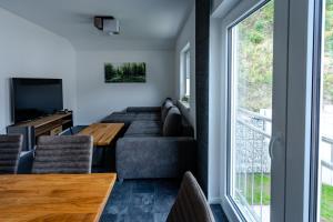 een woonkamer met een bank en een tafel bij AusZeit ! in Wernigerode