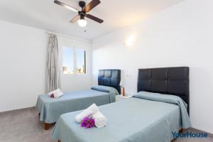 A bed or beds in a room at Acapulco Apartments