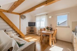 een woonkamer met een eettafel en een bed bij Villa Loza - Resort Moja stina in Seoca