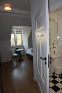 Pokój z łóżkiem, stołem i drzwiami w obiekcie MoHo XL we Wrocławiu
