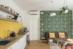 una cucina e un soggiorno con divano e tavolo di Da Coco - Apartments a Padova