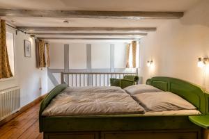 Ένα ή περισσότερα κρεβάτια σε δωμάτιο στο Fachwerkhotel - Ferienhäuser Vorhof zur Hölle