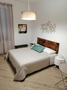 sypialnia z łóżkiem i lampką w obiekcie Tre Orologi w mieście Piombino