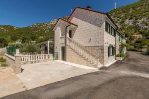 een huis met een trap aan de zijkant bij Villa Loza - Resort Moja stina in Seoca