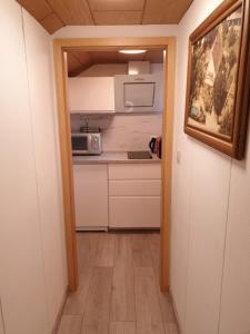 Η κουζίνα ή μικρή κουζίνα στο Sonnige ruhige Dachzimmer inkl WIFI plus Kaffee mit WG Dusche und neuer Küche