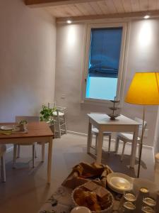 a living room with a table and chairs and a window at al n.10 BnB in Ravenna