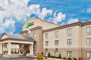 Holiday Inn Express Troutville-Roanoke North, an IHG Hotel في Troutville: فندق فيه لافته على جانب مبنى