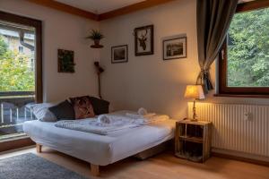 Ce lit se trouve dans un dortoir doté d'une lampe et d'une fenêtre. dans l'établissement Apartment, Haus Lederer, à Zell am See 33 autres photos
