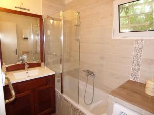 a bathroom with a shower and a sink at Villa T6, 10 couchages, front de mer, piscine, Saint Pierre la Mer in Saint Pierre La Mer +9 photos