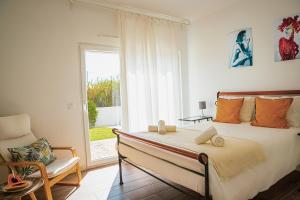 Un dormitorio con una cama y una silla y una ventana. en Marlin House IV, en Ferrel 90 fotos más