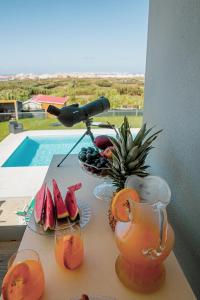 una mesa con bebidas y una piña y un bol de fruta en Marlin House IV, en Ferrel