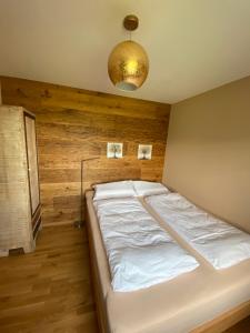 Postel nebo postele na pokoji v ubytování Oase im Ennstal Classic Landhaus