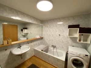 Koupelna v ubytování Oase im Ennstal Classic Landhaus + 21 fotografií