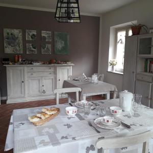 une salle à manger avec une table et un chiffon de table blanc dans l'établissement Cascina Spazio Indaco, à Castagnole Monferrato