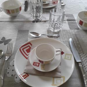 - une table avec une assiette et une tasse de café dans l'établissement Cascina Spazio Indaco, à Castagnole Monferrato