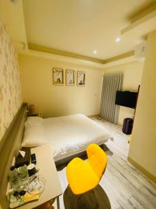 Una cama o camas en una habitación de Yu Shou Hao Hsien Guesthouse