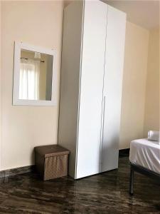 - une chambre avec une grande armoire blanche à côté d'un lit dans l'établissement Guest House Loriano, à Marcianise