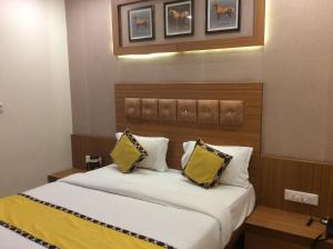 Postel nebo postele na pokoji v ubytování HOTEL RK PALACE + 8 fotografií