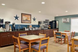Kuchyň nebo kuchyňský kout v ubytování Travelodge by Wyndham Edson