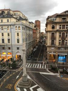 una calle urbana vacía con edificios y un poste en A&F Apartment Padova Piazza Garibaldi, en Padua