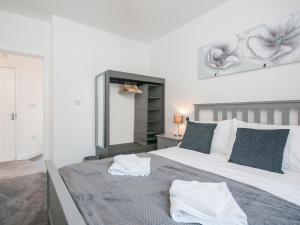 صورة لـ Modern 2 Bedroom apartment next to Bay with Parking في كارديف