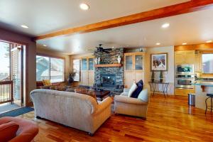 ein Wohnzimmer mit 2 Sofas und einem Steinkamin in der Unterkunft Northern Star in Big White