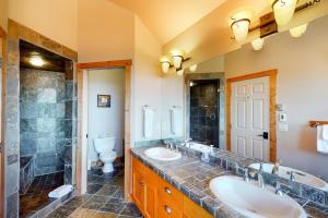 ein Badezimmer mit zwei Waschbecken und einer Toilette in der Unterkunft Northern Star in Big White + 21 Fotos