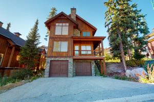 ein großes Haus mit Garage davor in der Unterkunft Northern Star in Big White