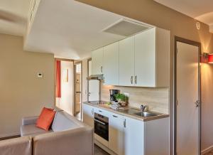 
A kitchen or kitchenette at Holiday Suites Westende
