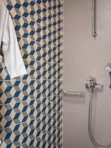 W łazience znajduje się prysznic ze szklanymi drzwiami. w obiekcie Marine Claire w Stalós
