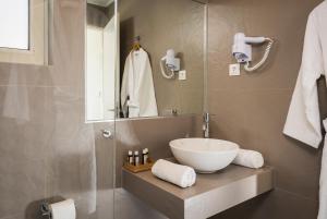 łazienka z umywalką i prysznicem w obiekcie Marine Claire w Stalós