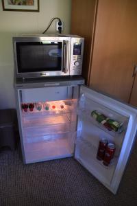 BiesenthalにあるFerienwohnung am Waldの電子レンジが上に付いた冷蔵庫 +17枚の写真