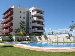アレナレス・デル・ソルにあるArenales Playa by Mar Holidaysのアパートメントの建物の前にスイミングプールがあります。