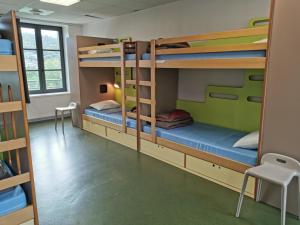 Ce dortoir comprend des lits superposés. dans l'établissement Auberge de Jeunesse HI Rouen, à Rouen