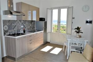 Kuchyňa alebo kuchynka v ubytovaní Casa Vacanze Monte Cofano + 28 fotografií